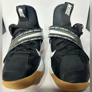 Nike Kids Black Athletic Shoes pre owned excelente conditions size 8.5